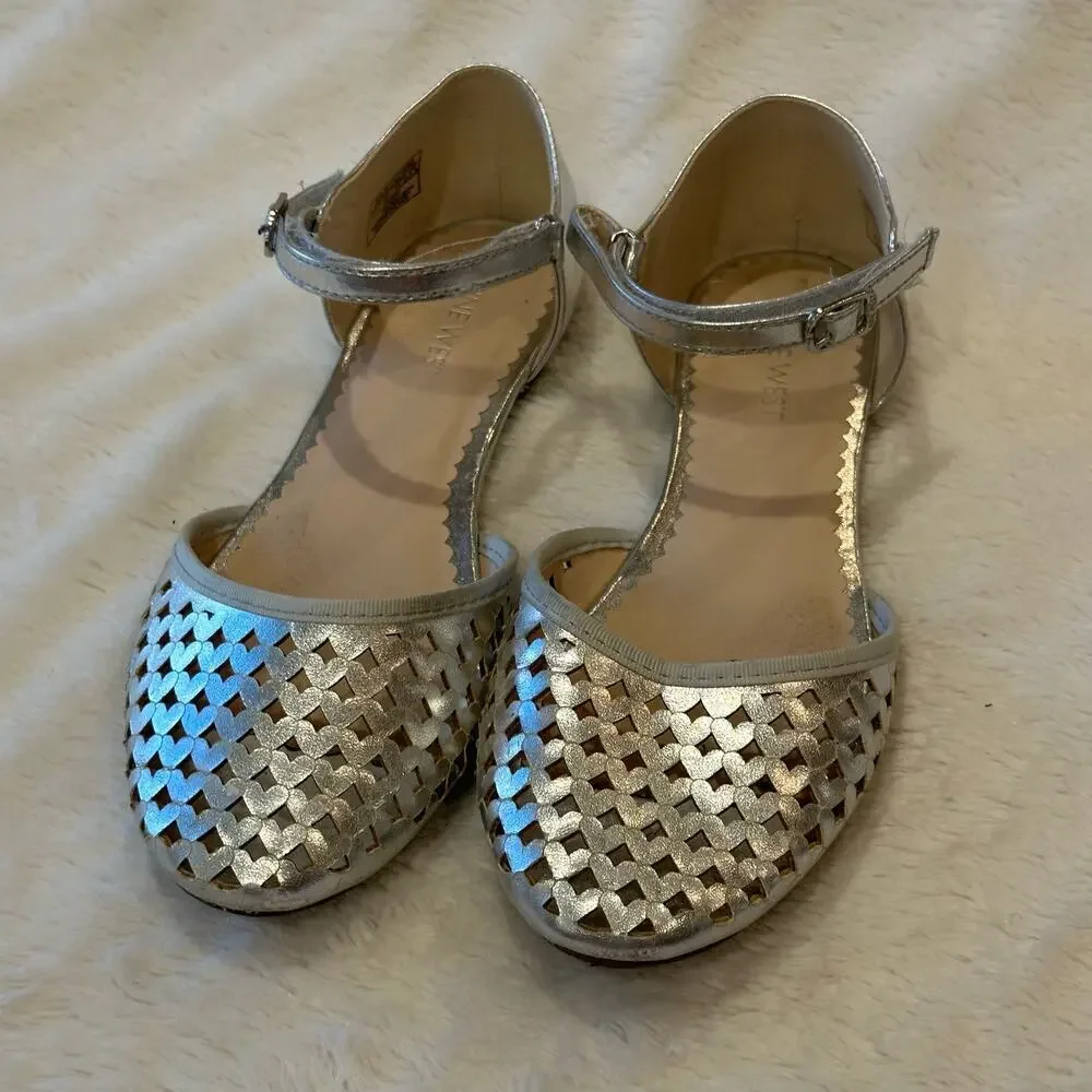 Nine West SIlver Flats sz 4 Girls